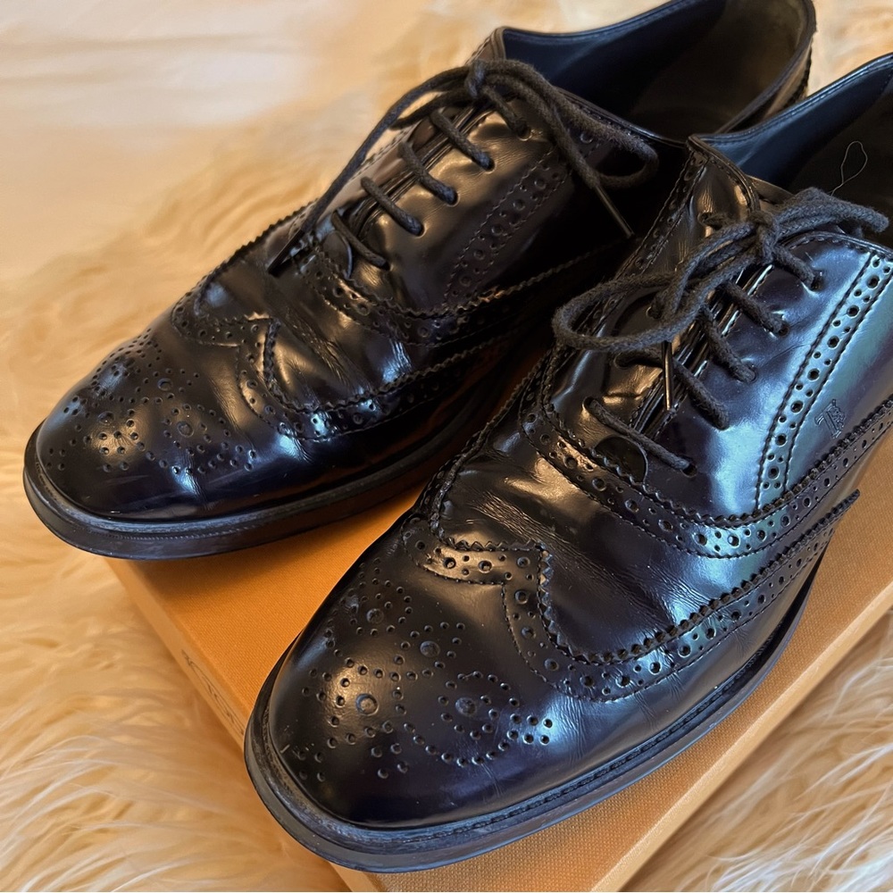 Tod’s wing tipped black loafer